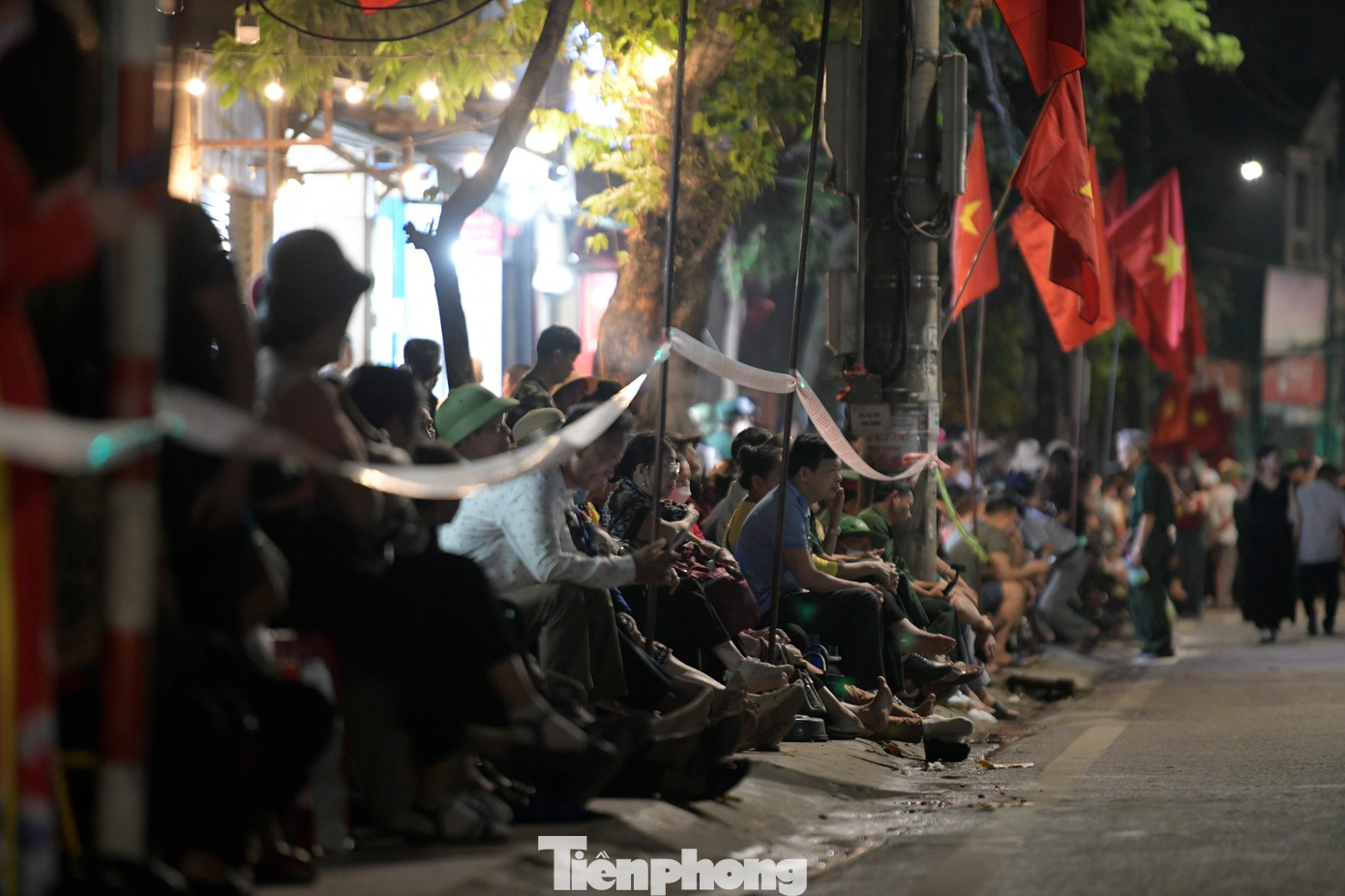 Dòng người từ các nơi đổ về khu vực gần sân vận động Điện Biên Phủ mỗi lúc một đông.