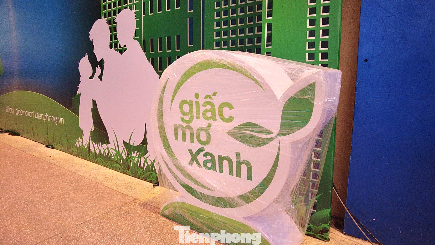 Tại lễ phát động có các khách mời đến từ Bộ GD&amp;ĐT, Bộ Tài nguyên và Môi trường, Thành phố Hà Nội, đại diện Ban giám hiệu đến từ 6 trường THCS của quận Hoàn Kiếm. Lễ phát động còn có sự tham gia của các nghệ sĩ, Á hậu.