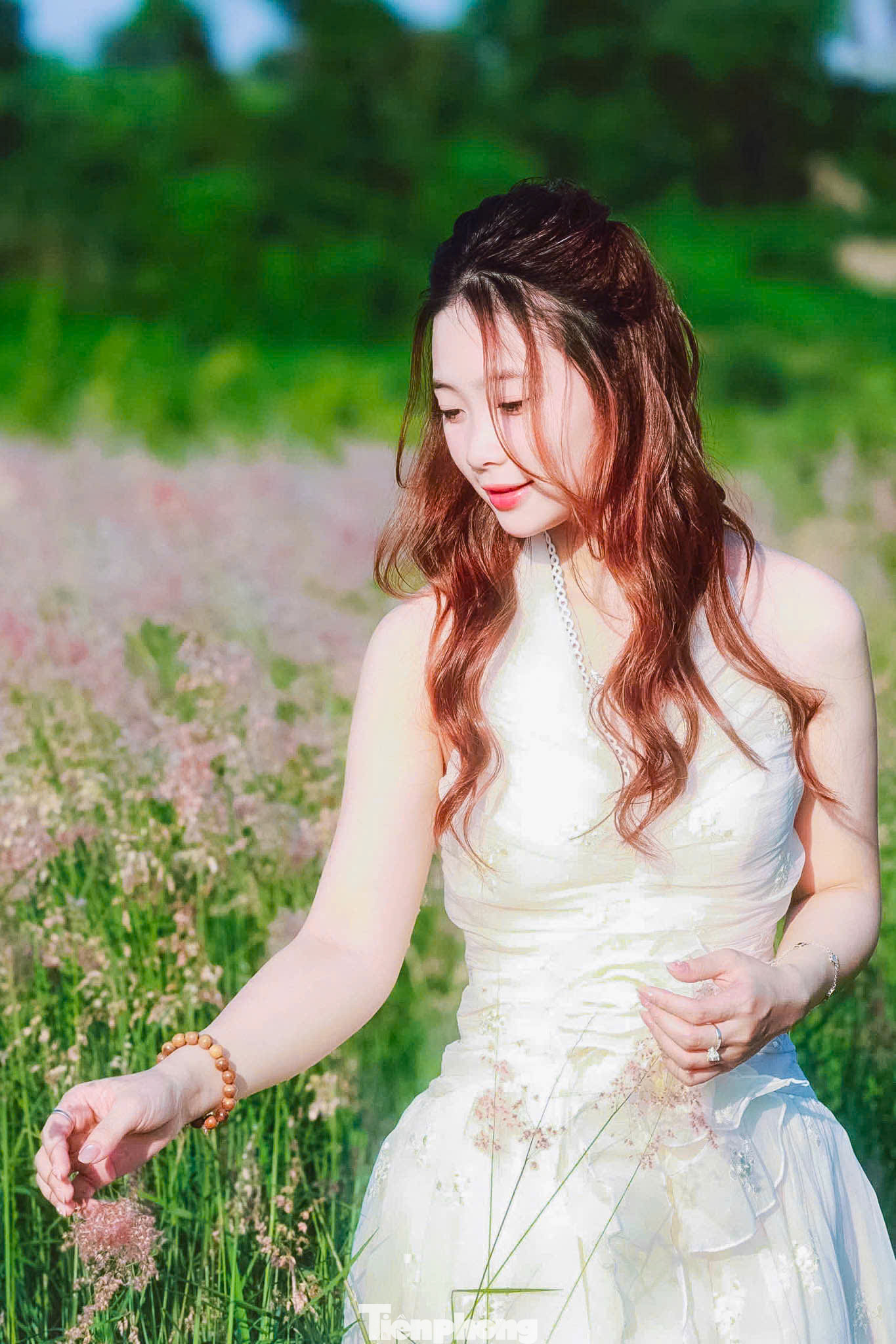 "Tôi từ Hưng Yên lên đây chụp ảnh với bãi cỏ hồng. Thật sự rất đẹp như lạc vào tiên cảnh", bạn Phương Mai (Văn Lâm, Hưng Yên) chia sẻ.