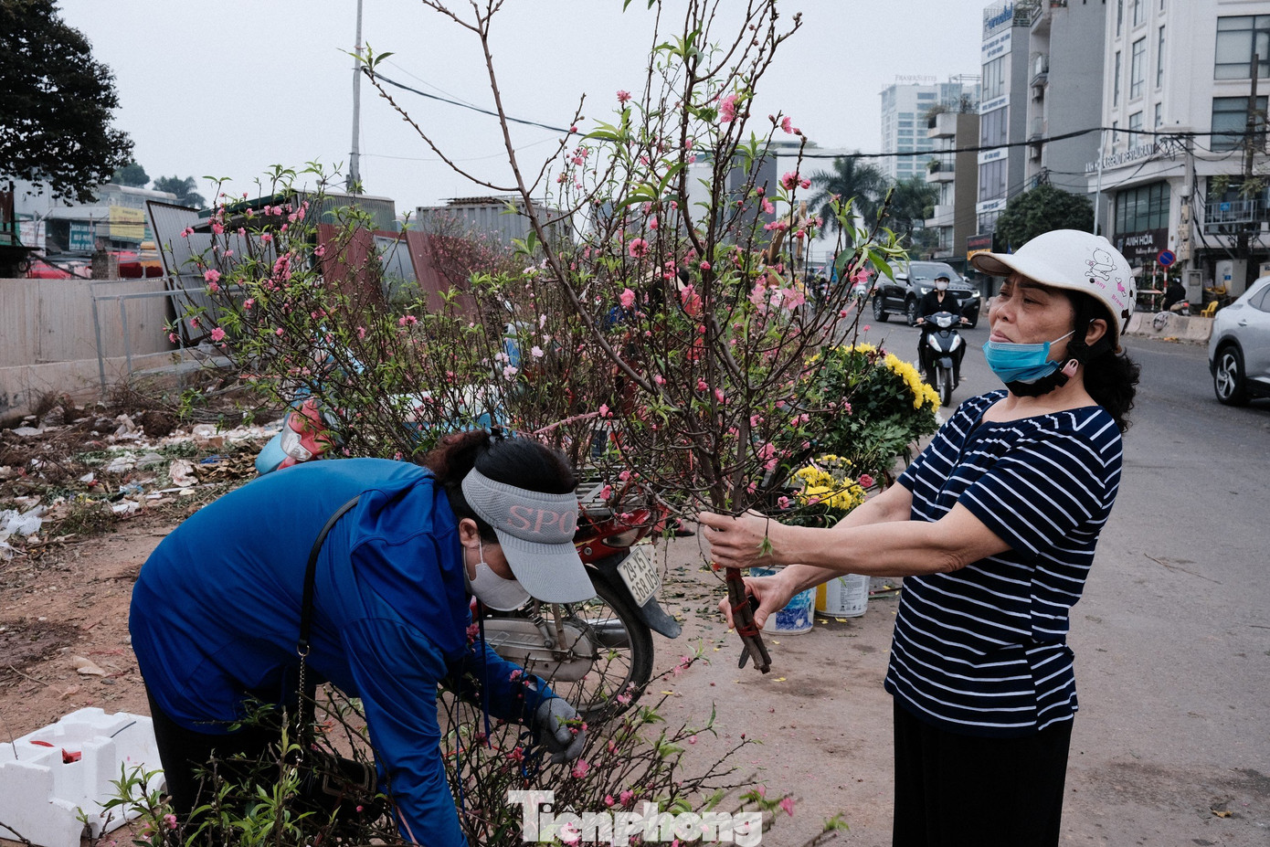 Ông Vũ Văn Tiến (65 tuổi, Hàng Bạc) cho biết: “Nay mua thêm đào để chuẩn bị cho ngày Rằm tháng Giêng cũng như thay thế cho cành đào đã cũ trước Tết. Tôi chơi đào quanh năm, sau Tết còn đào thì vẫn mua, giá lại được rẻ hơn”.