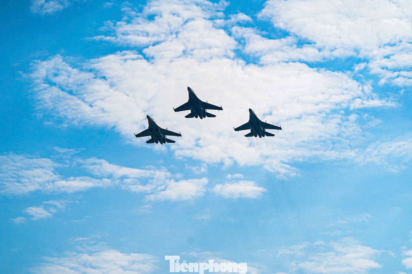 Các biên đội tiêm kích Su-30MK2 cất cánh từ sân bay Kép (Bắc Giang) đến sân bay Gia Lâm, nơi tổ chức Triển lãm Quốc phòng Quốc tế Việt Nam 2024.