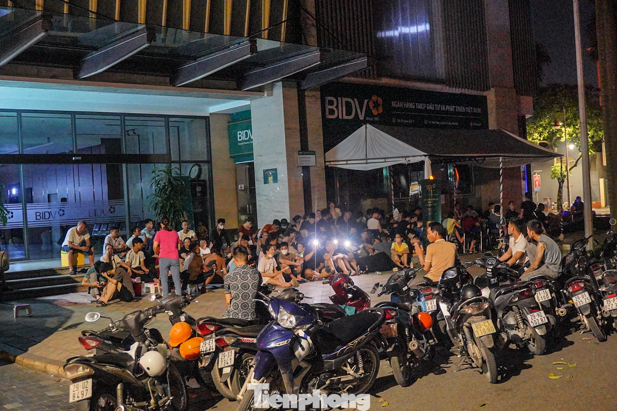 Từ 20h hôm qua và rạng sáng ngày nay (13/6), nhiều người dân đã đến trước cửa một số điểm bán vàng của các ngân hàng thương mại Nhà nước với mục đích xếp hàng chờ tới giờ phát phiếu mua vàng.