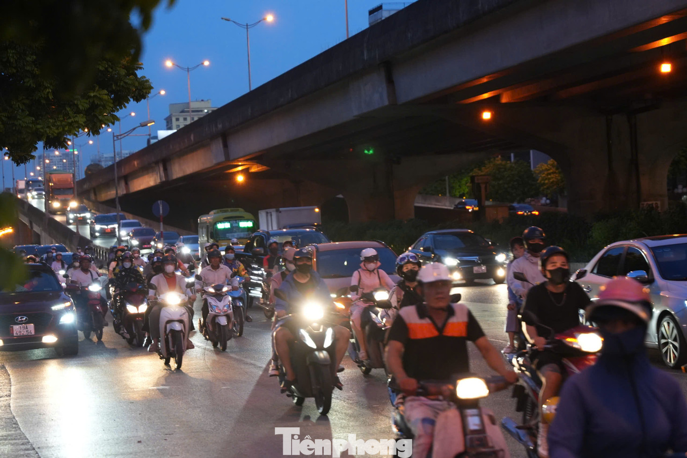 Càng về tối, lượng phương tiện đổ vào nội đô tăng dần.