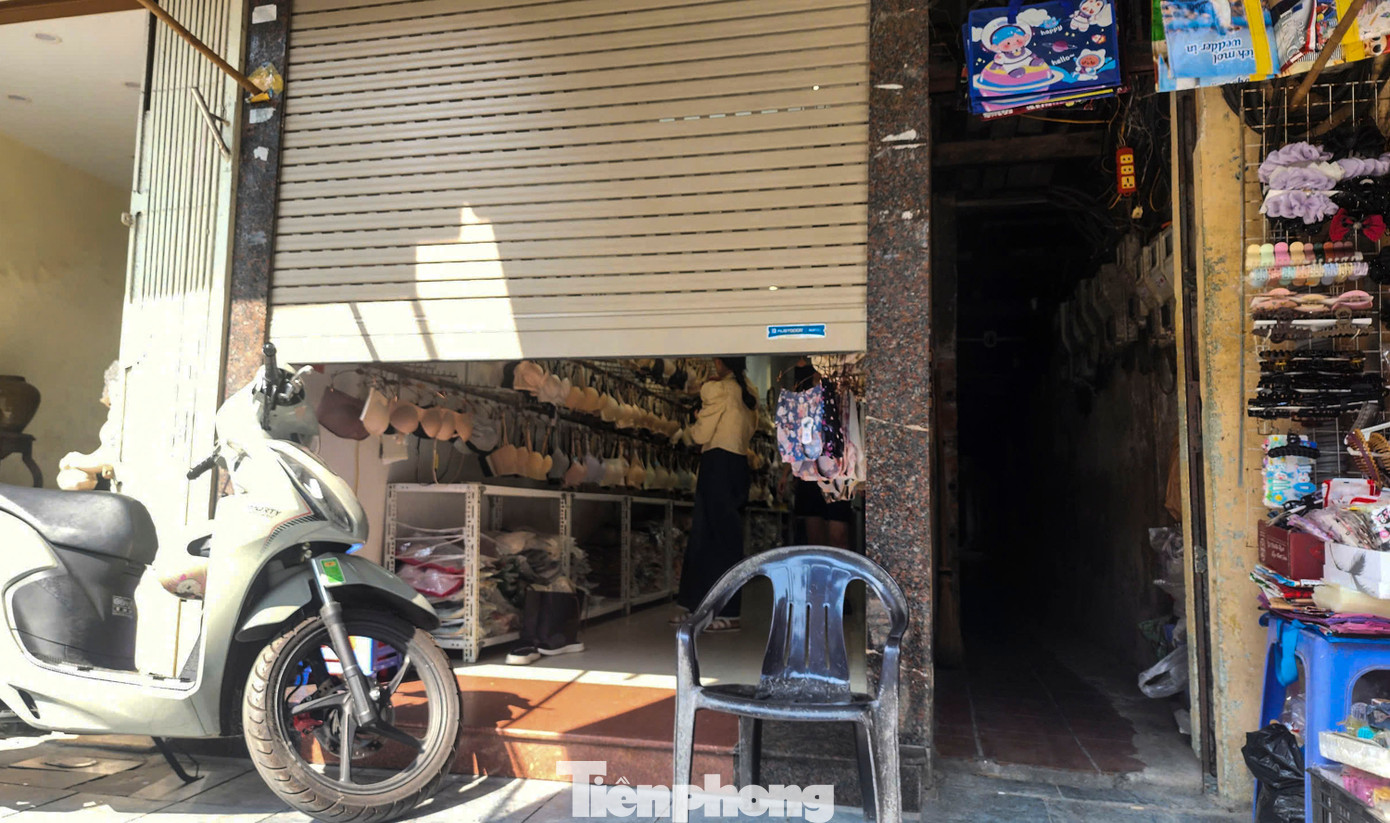 Được biết, tình trạng mua bán kiểu này đã diễn ra một thời gian, tại nhiều khu chợ và tuyến phố kinh doanh trên địa bàn Hà Nội, trùng thời điểm lực lượng chức năng triển khai đợt cao điểm kiểm tra, xử lý hàng giả, hàng lậu và hàng hóa không rõ nguồn gốc. Được biết, tình trạng mua bán kiểu này đã diễn ra một thời gian, tại nhiều khu chợ và tuyến phố kinh doanh trên địa bàn Hà Nội, trùng thời điểm lực lượng chức năng triển khai đợt cao điểm kiểm tra, xử lý hàng giả, hàng lậu và hàng hóa không rõ nguồn gốc.