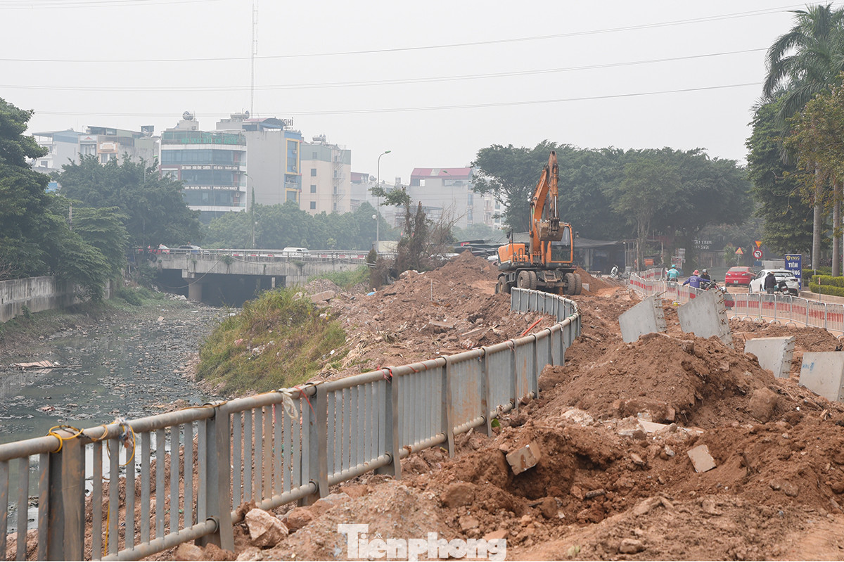 Theo ghi nhận của Tiền Phong chiều 22/11, nhiều đoạn kênh dẫn La Khê đi qua địa bàn quận Hà Đông đến hiện tại vẫn còn đang thi công dang dở, đường đi ngổn ngang đất đá. Theo ghi nhận của Tiền Phong chiều 22/11, nhiều đoạn kênh dẫn La Khê đi qua địa bàn quận Hà Đông đến hiện tại vẫn còn đang thi công dang dở, đường đi ngổn ngang đất đá.