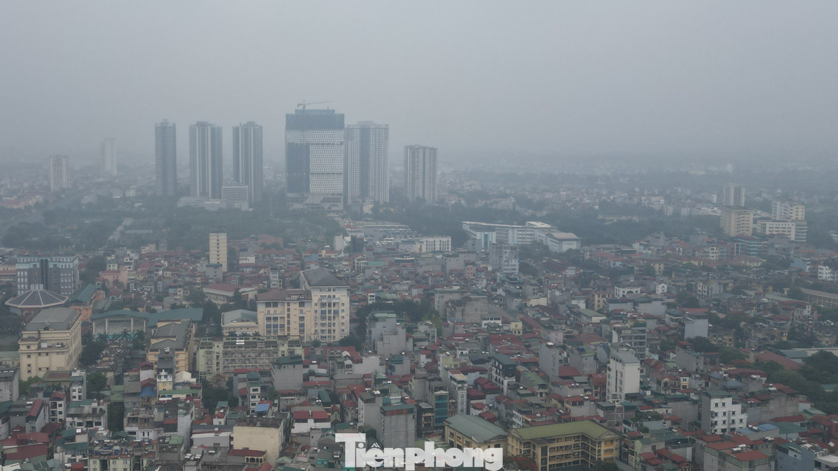Đứng ở những địa điểm cao quan sát thành phố, sẽ thấy cảnh tượng rất âm u.