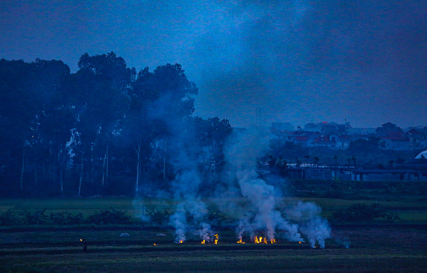 Nhiều người cho rằng, nguyên nhân khiến bầu trời mù mịt liên tục trong những ngày gần đây là do tình trạng đốt rơm rạ sau thu hoạch, gây ra lớp khói bụi dày đặc lan rộng trong không khí.