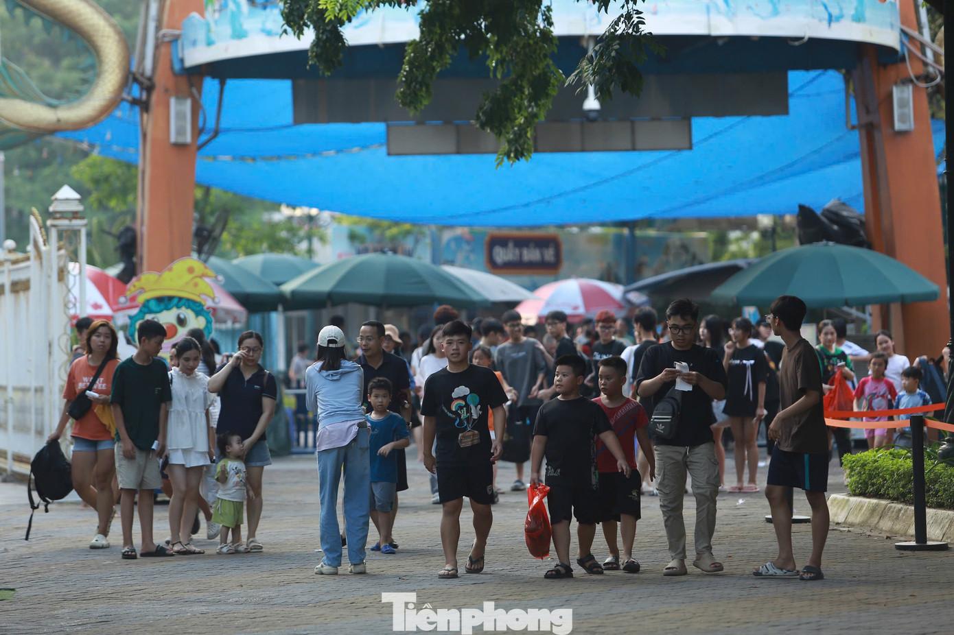 Thời tiết tại Hà Nội dịp nghỉ lễ có phần nắng nóng, nhiệt độ lên đến 34 độ C nên nhiều người đã lựa chọn Công viên nước Hồ Tây để vui chơi.