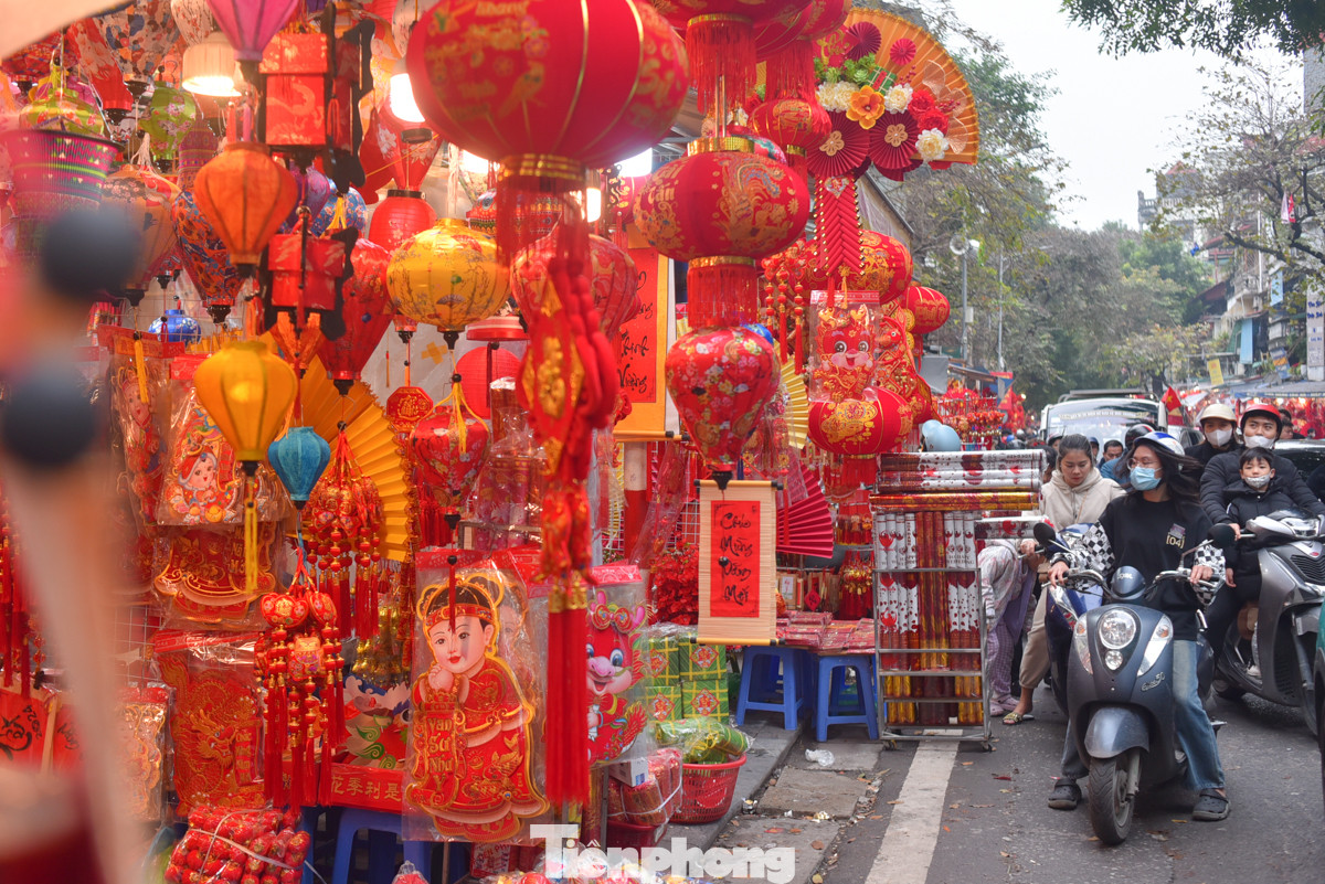Phố Hàng Mã rợp sắc đỏ bởi các mặt hàng trang trí Tết. Phố Hàng Mã rợp sắc đỏ bởi các mặt hàng trang trí Tết.