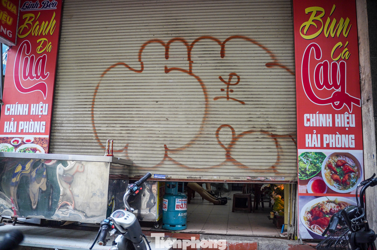 Hàng loạt các cửa cuốn tại đường Yên Phụ nhằng nhịt nét vẽ. Những hình vẽ không nội dung xuất hiện dày đặc làm mất đi vẻ đẹp văn minh của khu phố.