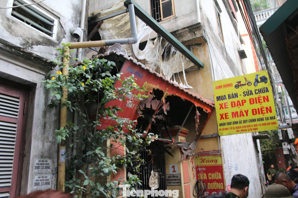 Vụ hỏa hoạn xảy ra tại một nhà trọ 3 tầng nằm sâu trong phố Trung Kính rạng sáng 24/5 đã làm 14 người tử vong, 3 người bị thương. Ghi nhận tại hiện trường, ngôi nhà nằm trong ngõ sâu khu dân cư đông đúc, sau vụ cháy, cổng và biển hiệu cửa hàng trước nhà số 1, ngách 43/98/31 Trung Kính trơ khung.