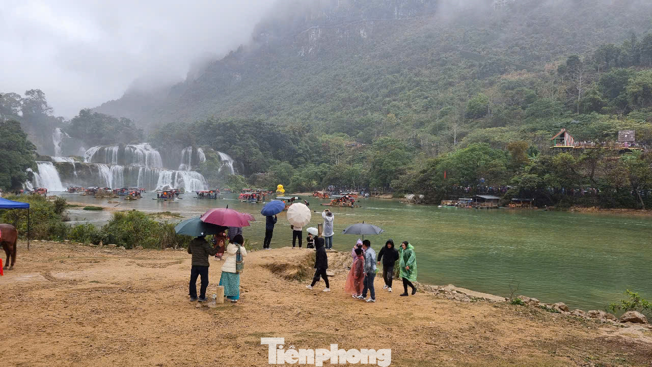 Nhiều du khách không trải nghiệm đi bè, đứng trên chờ ngắm dòng thác chảy.