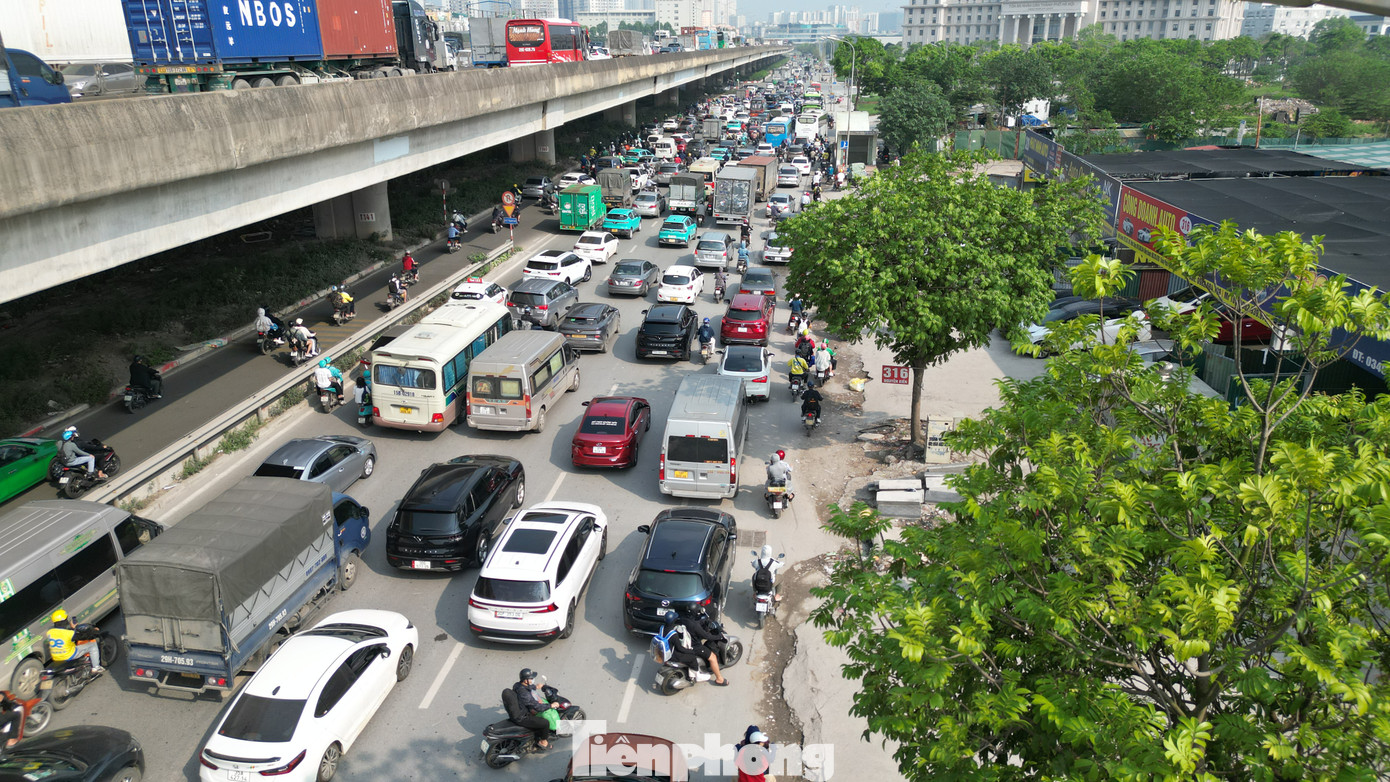 Dòng xe nối đuôi nhau di chuyển hướng ra cửa ngõ Thành phố.