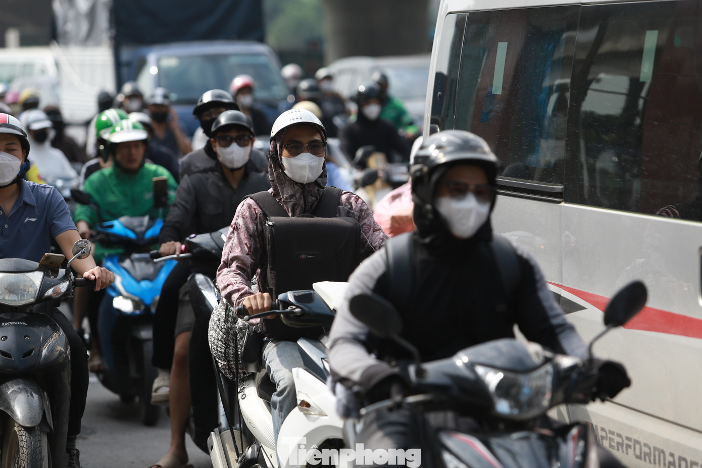Thời tiết hôm nay nhiệt độ cao, trời nắng, người dân mệt mỏi di chuyển khỏi Thủ đô.