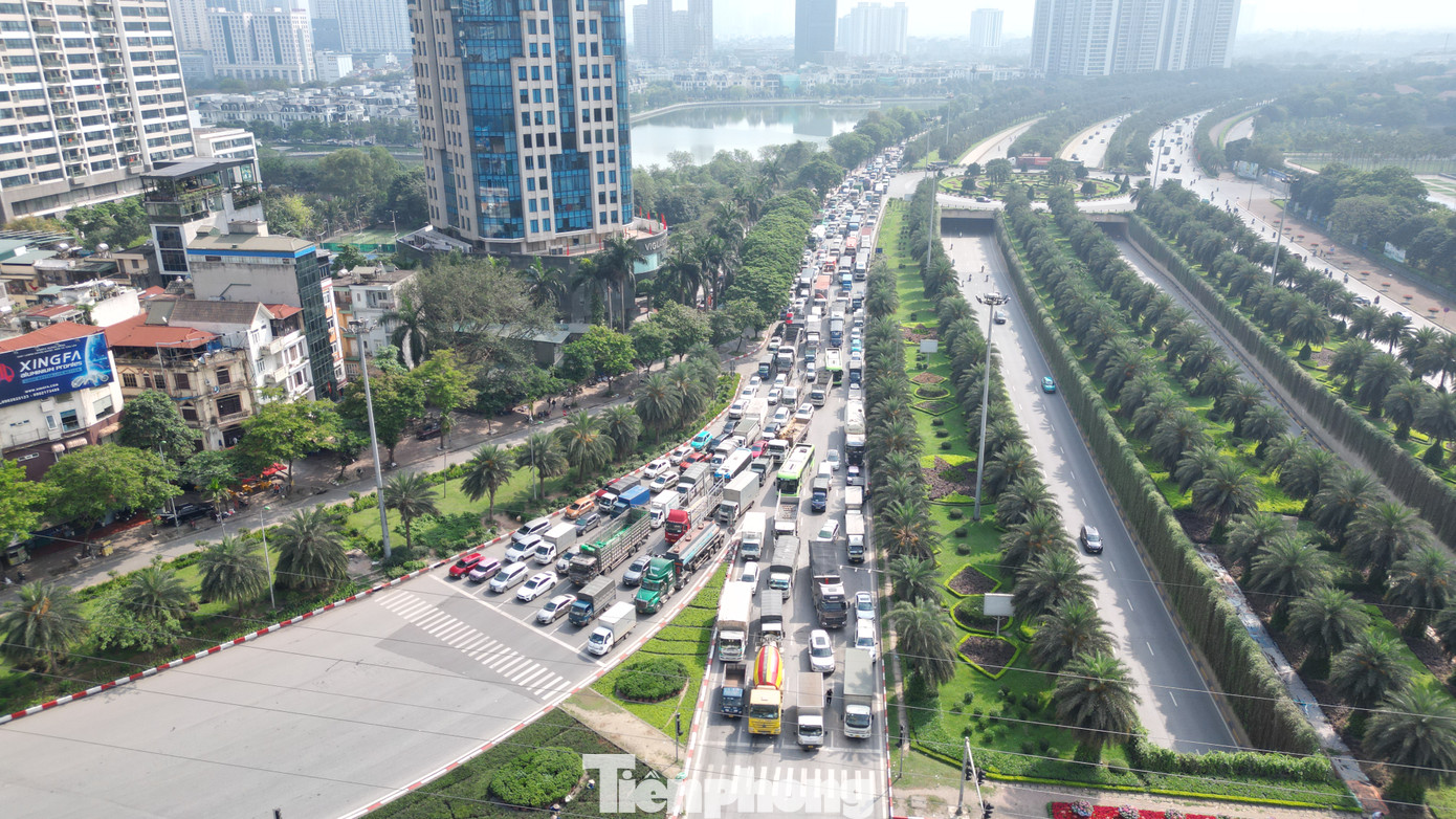 Ghi nhận từ 15h chiều 29/4, tại đường Đại Lộ Thăng Long ùn tắc đã kéo dài.