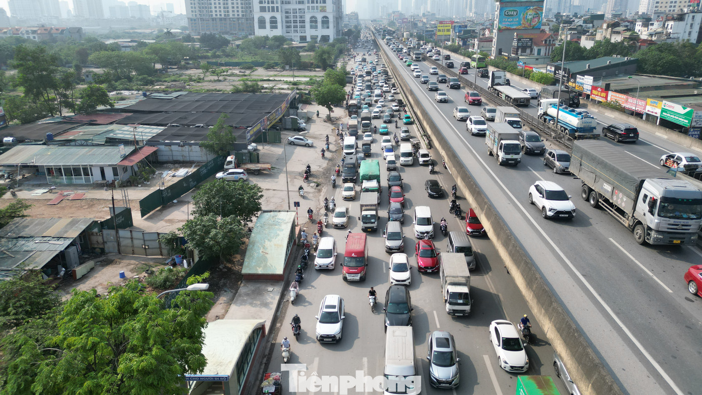Tuyến đường Vành đai 3 trên cao ùn tắc từ sáng sớm đến tận chiều.