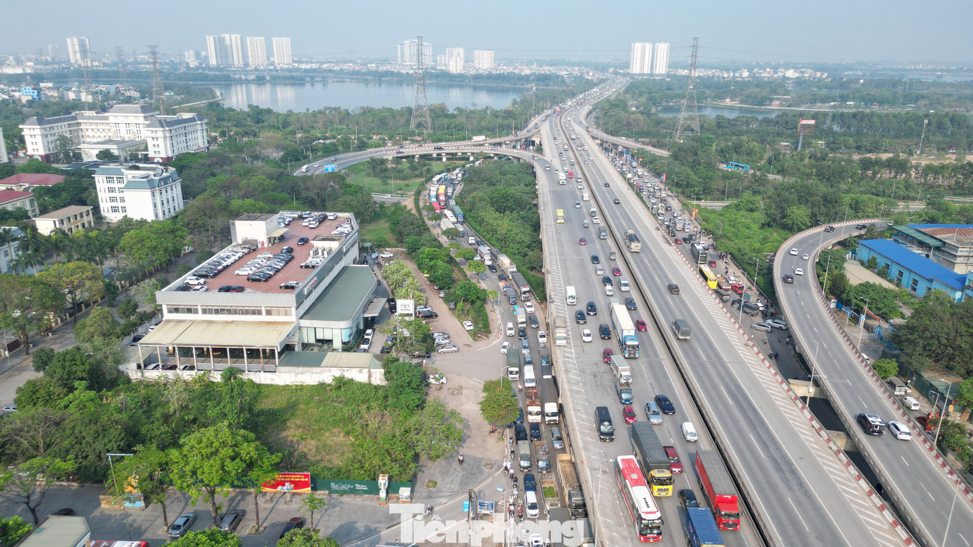 Ken đặc phương tiện từ đường Đỗ Mười hướng về cao tốc Pháp Vân - Cầu Giẽ lúc 16h.