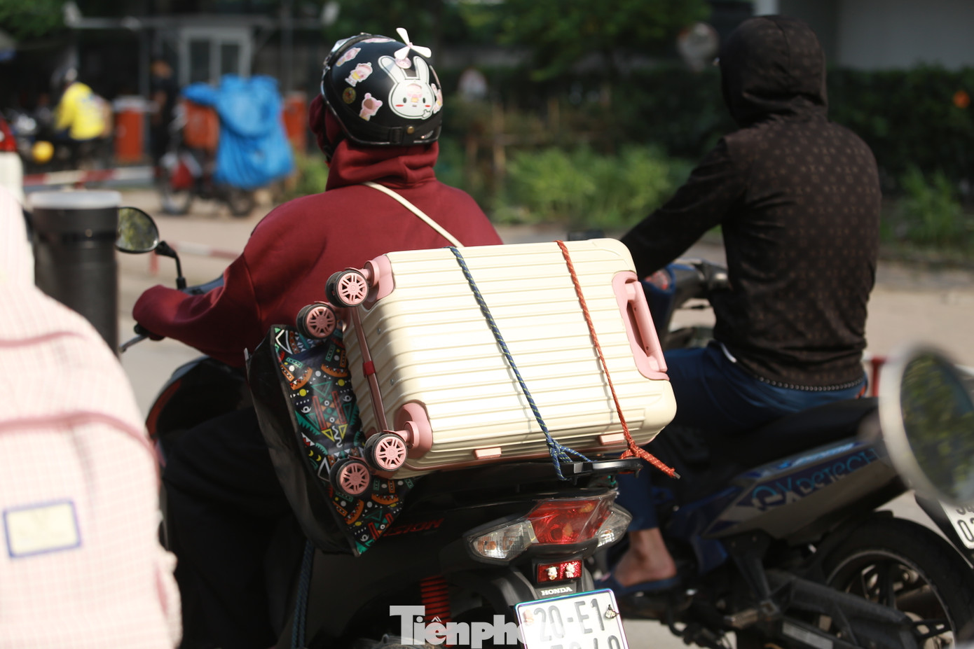 Người dân tay xách nách mang, lỉnh kỉnh đồ đạc trên các tuyến đường.