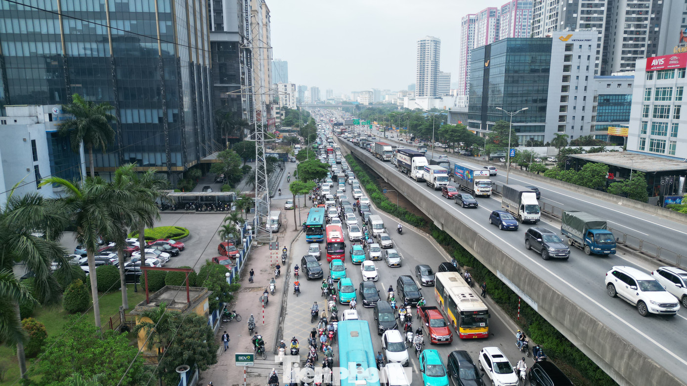 Dịp nghỉ lễ năm nay kéo dài 5 ngày, từ 30/4 đến hết 4/5. Chiều 29/4 - ngày làm việc cuối cùng trước kỳ nghỉ, nhiều người tranh thủ rời thành phố về quê hoặc đi du lịch, khiến lưu lượng giao thông tăng cao trên nhiều tuyến đường.