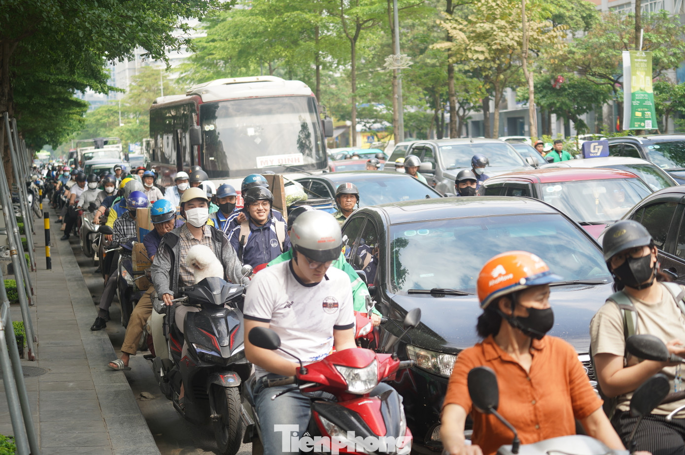Đường Tôn Thất Thuyết hướng về bến xe Mỹ Đình lúc hơn 15h30 cũng đông nghẹt xe cộ, dòng phương tiện kẹt cứng nhích từng chút một.