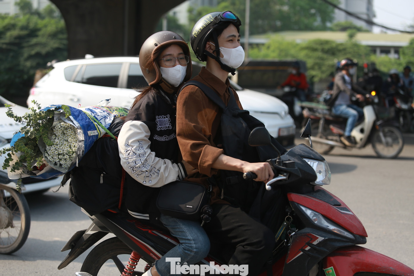 Nhiều người dân mang theo đồ đạc lỉnh kỉnh, vali để về quê.