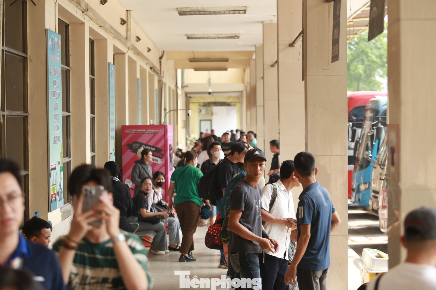 Tại các bến xe như Mỹ Đình, Giáp Bát... từ đầu giờ chiều đã đông đúc người dân.