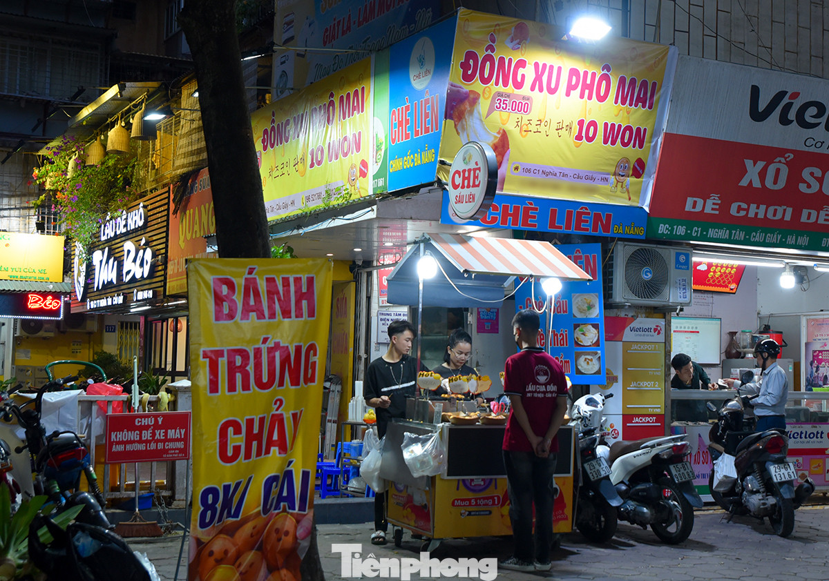 Một quán bán bánh đồng xu phô mai tại phố Nghĩa Tân (quận Cầu Giấy, Hà Nội), nơi tập trung nhiều trường đại học, lượng sinh viên rất lớn nhưng vẫn rơi vào tình trạng lác đác người tới mua.