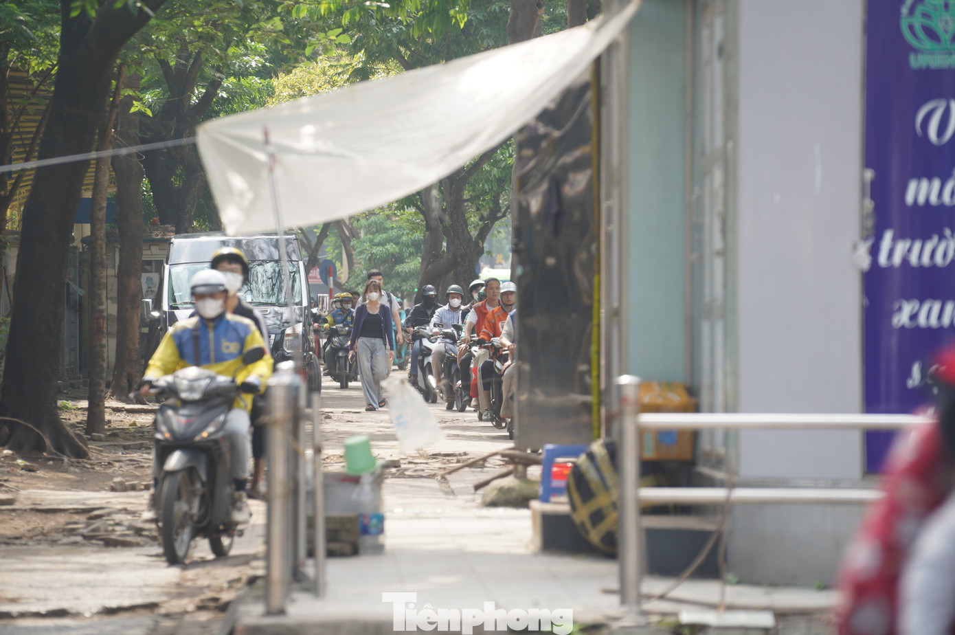 Do tắc đường kéo dài, nhiều người nháo nhào đi lên vỉa hè.