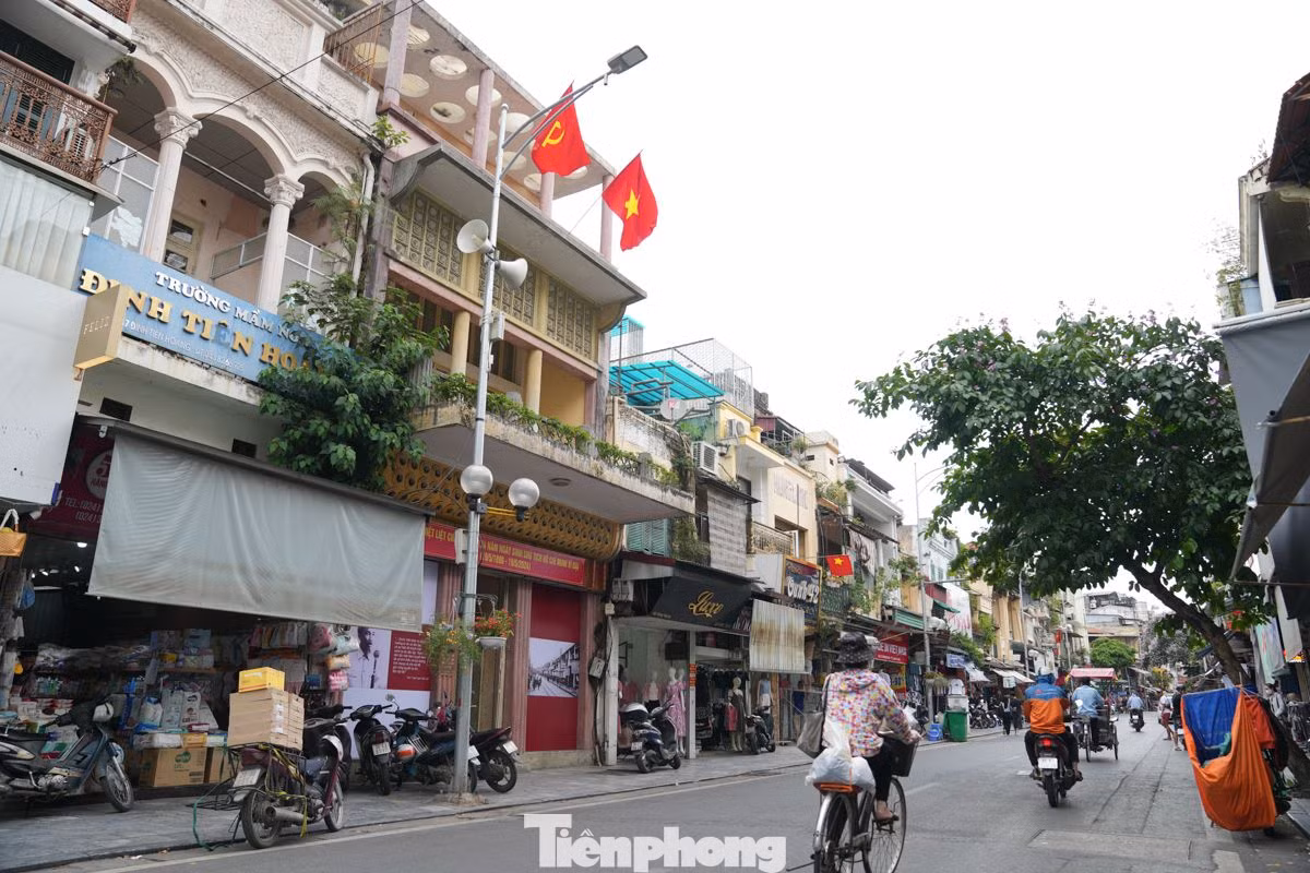 Căn nhà này của gia đình ông Trịnh Văn Bô, một tư sản dân tộc được giác ngộ cách mạng sớm và trở thành đảng viên cộng sản. Trong thời gian Bác Hồ về ở và làm việc tại căn nhà 48 Hàng Ngang, từ 25/8 đến đầu tháng 9/1945, gia đình ông Trịnh Văn Bô đã hết lòng phục vụ, chăm lo cho Bác và các đồng chí trong Trung ương Đảng. Bác Hồ từng bày tỏ gia đình là ân nhân của cách mạng.