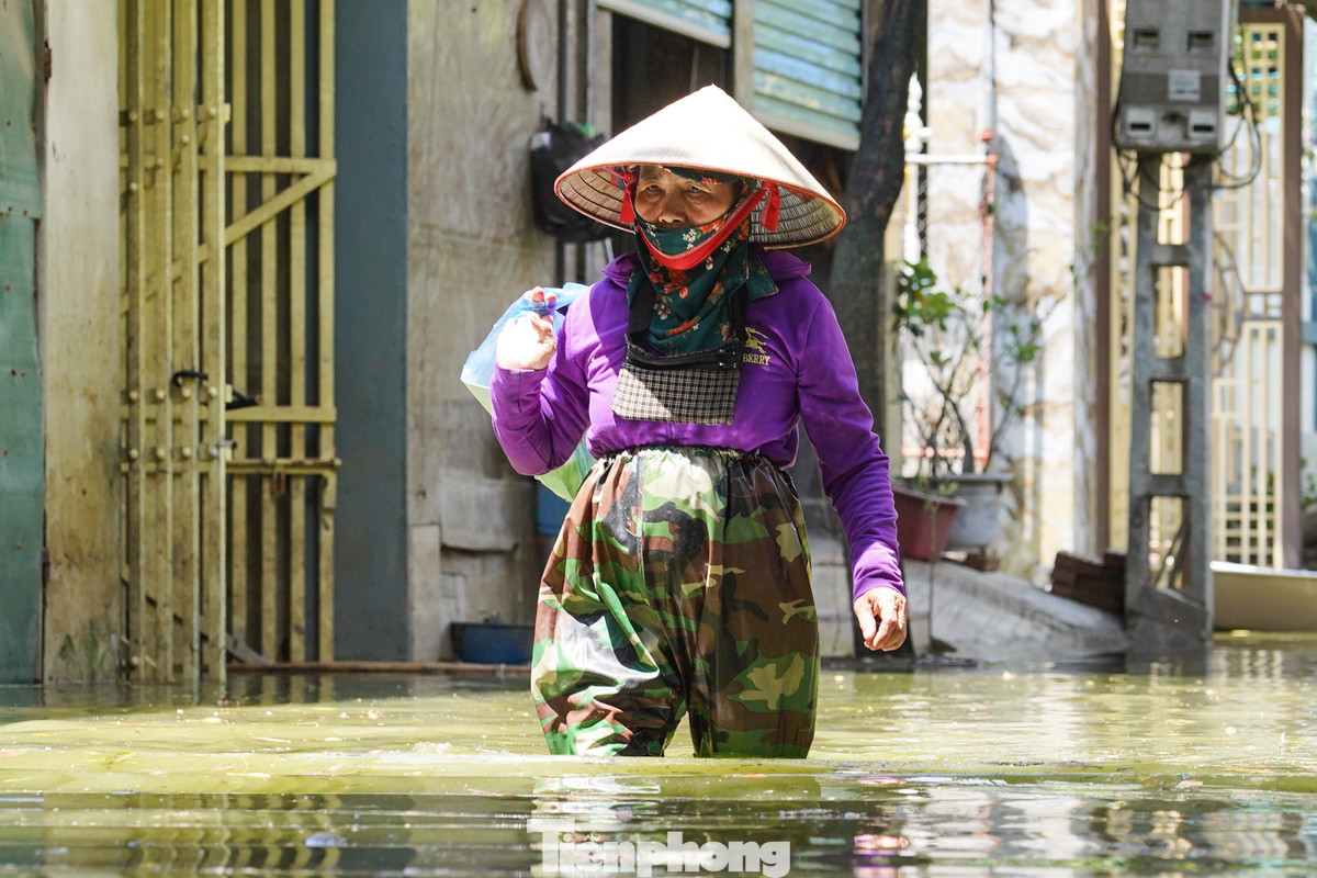 Tại đầu thôn Nhân Lý, nếu như cách đây một tuần nước lũ còn ngập hơn một mét nay đã rút xuống chỉ còn ngang đầu gối, người dân có thể đi lại được.