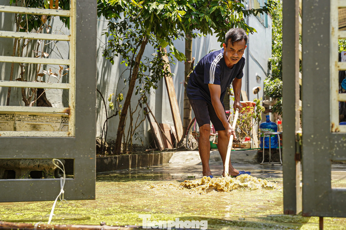 Anh Ngô Văn Hành (SN 1978, thôn Nhân Lý) cặm cụi đẩy những mảng bèo tây dày đặc ra khỏi sân nhà. Anh Hành thở dài chia sẻ: "Nước rút rồi nhưng vẫn còn nhiều việc phải làm lắm. Nhà tôi ngập sâu, phải tháo hết cửa ra cho đỡ hư đồ đạc. Giờ bèo, bùn đất đầy nhà... dọn mãi không xuể".
