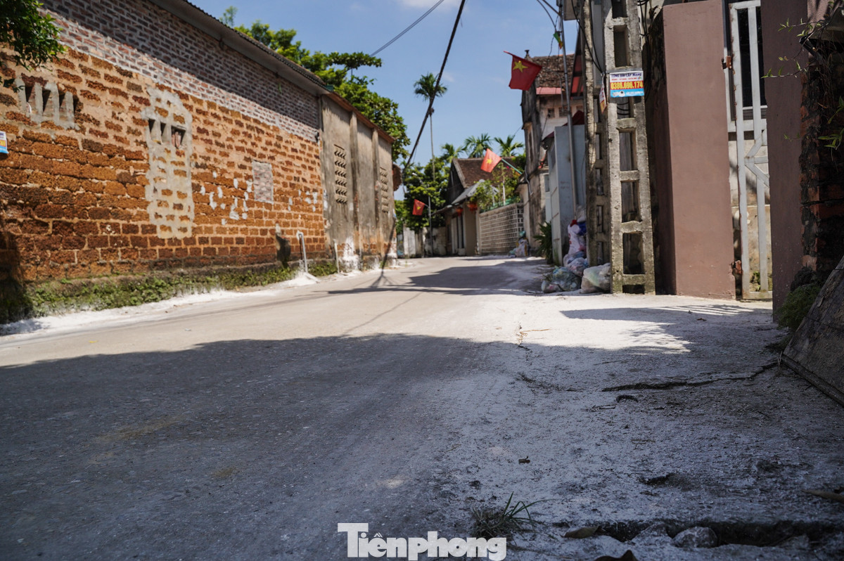 Chính quyền địa phương đã nhanh chóng rải vôi bột trắng xóa trên khắp các con đường trong thôn Nam Hài, nhằm khử trùng, tiêu độc và cải thiện môi trường sau lũ.