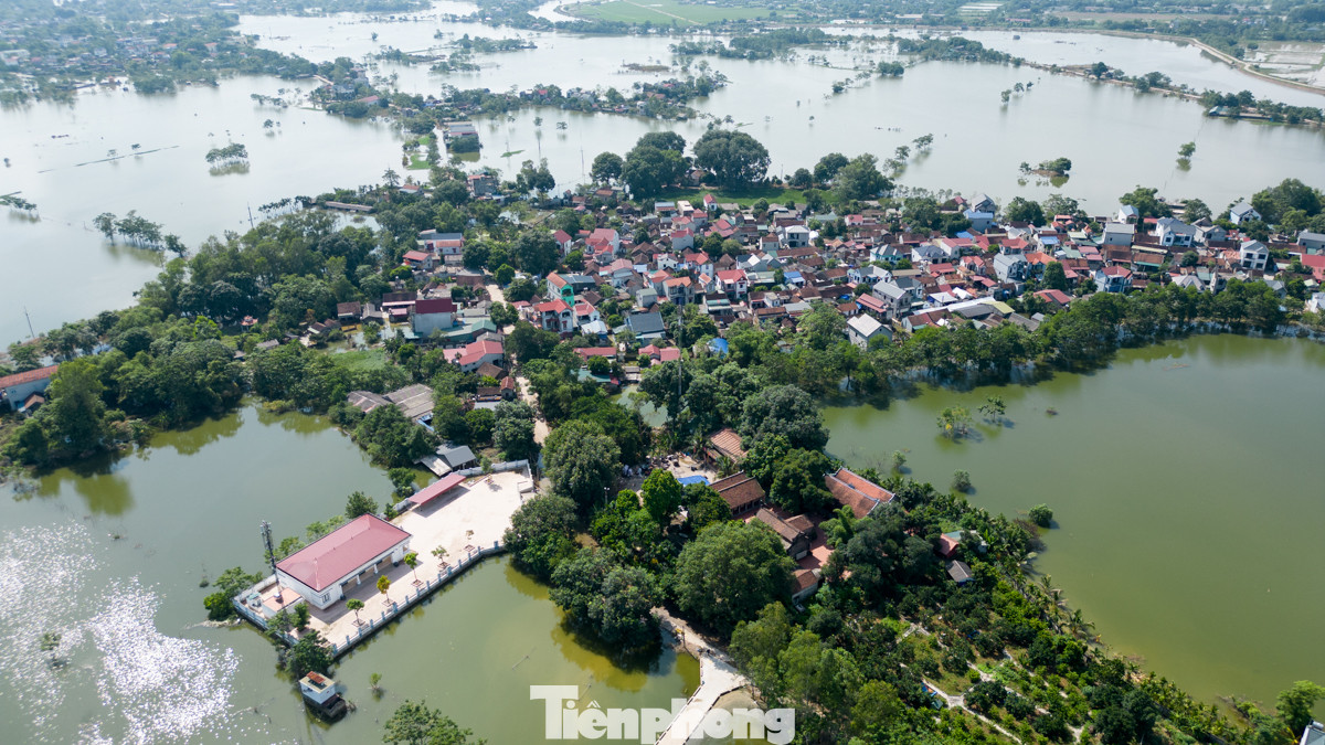 Ghi nhận của Tiền Phong ngày 5/8 tại thôn Nhân Lý (xã Nam Phương Tiến, huyện Chương Mỹ) mực nước đã giảm khá nhiều so với những ngày trước. Sau khi nước rút, người dân đã nhanh chóng dọn dẹp nhà cửa.