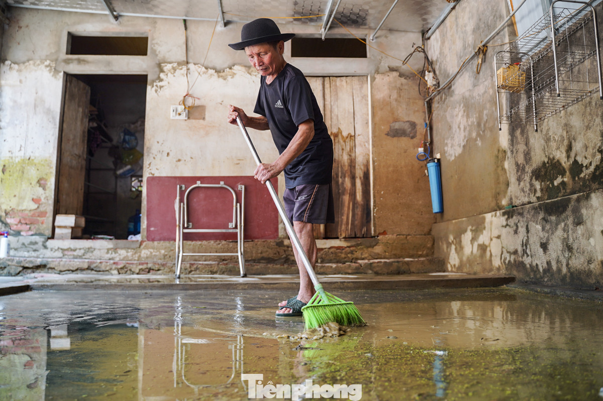Dùng chổi đẩy lớp bùn đất dày đặc từ trong nhà ra sân, ông Lê Văn Vũ (ở thôn Nhân Lý) cho biết, ông và vợ đã thức dậy từ 2 giờ sáng để dọn dẹp. "Lúc mới dọn, đủ loại xác động vật nhỏ bốc mùi hôi thối khắp nơi, đến giờ mới tạm gọi là dọn xong bước đầu", ông Vũ nói.