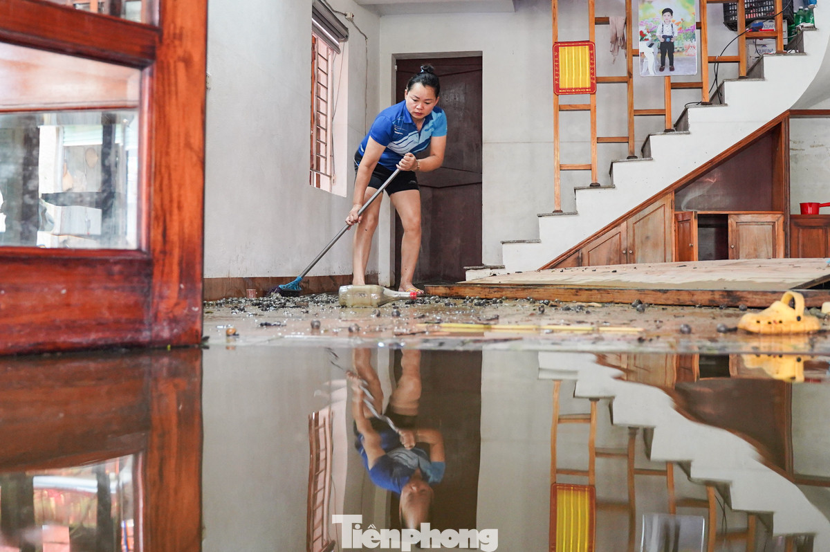 Chị Dương Thị Hòa (thôn Nhân Lý) chia sẻ, lúc nước lũ dâng cao nhất, nhà chị ngập hơn 2 mét, cả gia đình phải sơ tán đến nhà người quen khu vực cao hơn. Khi nước rút, chị và chồng đã bắt tay vào dọn dẹp nhà cửa nhưng công việc quá nặng nhọc dự kiến phải làm trong nhiều ngày mới xong.