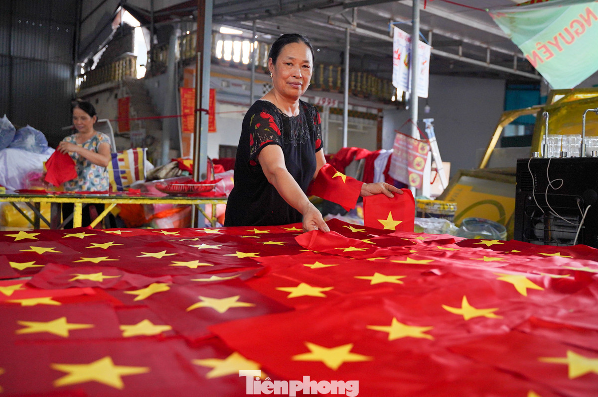 Mỗi ngày, xưởng có thể sản xuất ra hàng nghìn lá cờ. Vào những dịp cao điểm như ngày Quốc khánh 2/9, số lượng sản xuất còn có thể tăng lên nhiều hơn, đòi hỏi nhân lực phải làm việc liên tục cả ngày.