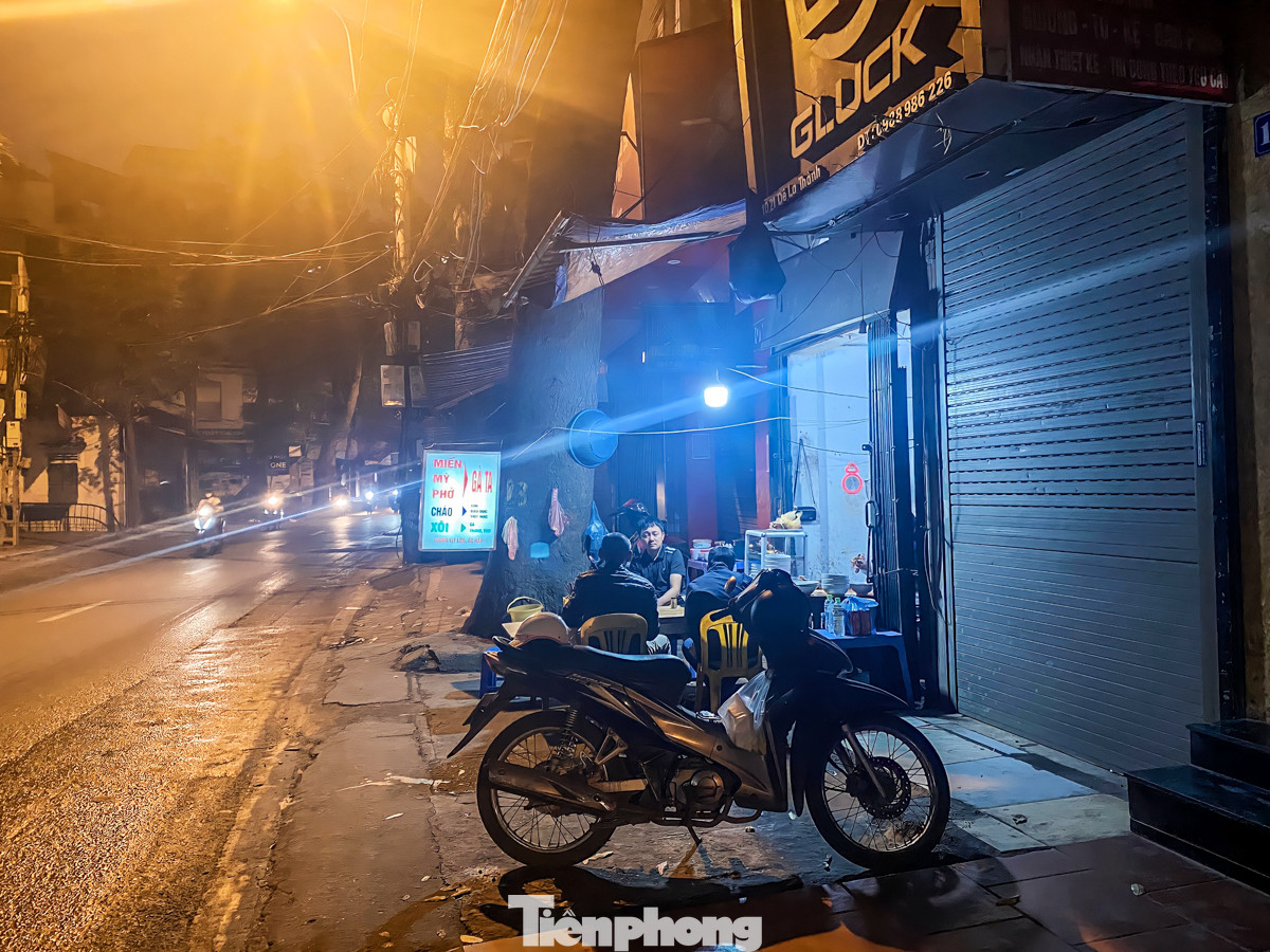 Về đêm, những biển hiệu ghim vào cây được người dân bật sáng nhằm thu hút khách hàng.