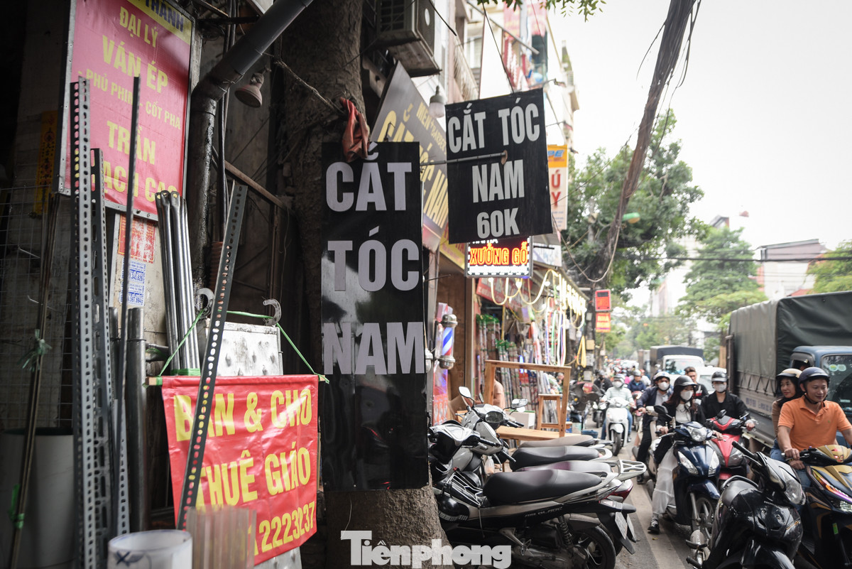 Ghi nhận trên đường Xuân Thuỷ, Đê La Thành, Nguyễn Huy Thông, Láng... hàng loạt biển quảng cáo, biển chỉ dẫn được người dân đóng đinh trực tiếp vào thân cây.
