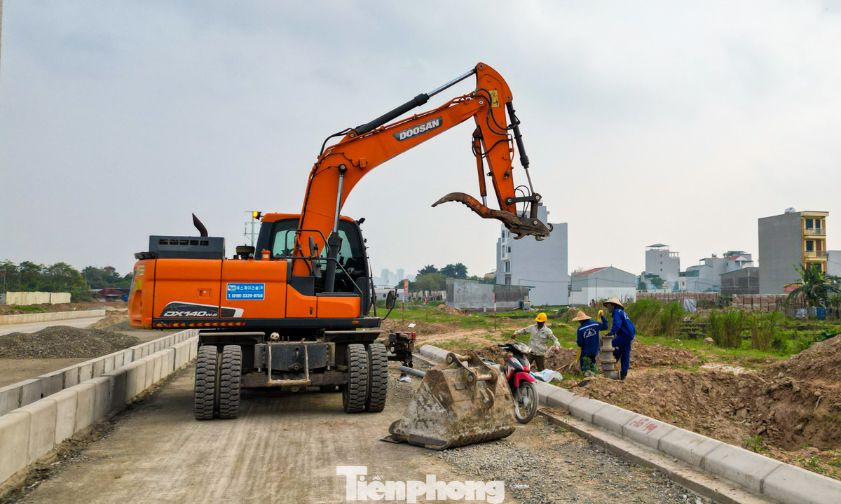 Hiện các công nhân đang thực hiện công tác di dời những ngôi mộ sang vị trí khác để có mặt bằng thi công dự án.