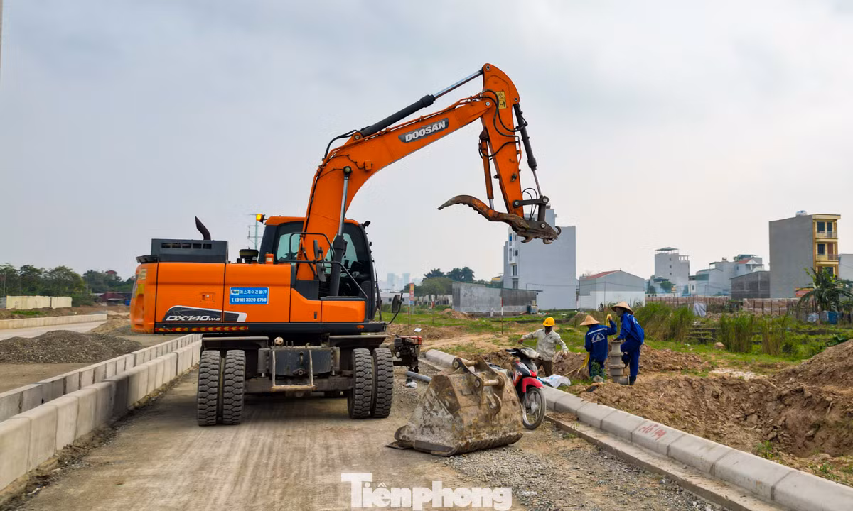 Hiện các công nhân đang thực hiện công tác di dời những ngôi mộ sang vị trí khác để có mặt bằng thi công dự án.