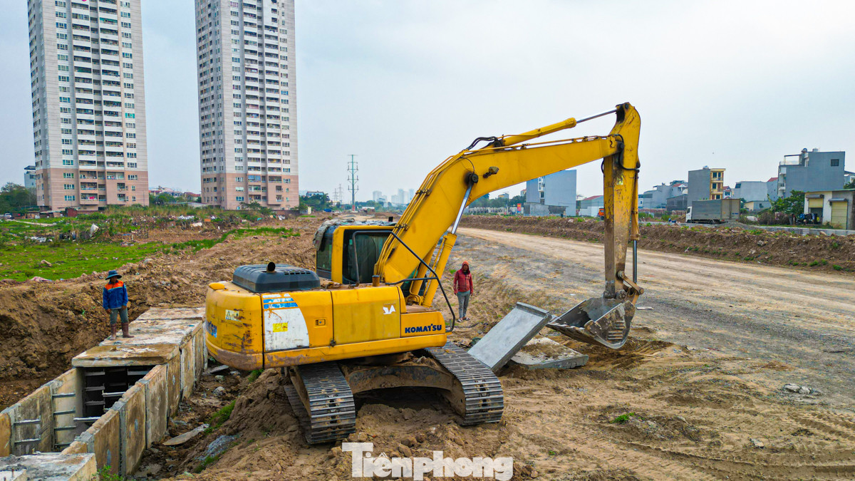 Hiện các công nhân đang thực hiện công tác di dời những ngôi mộ sang vị trí khác để có mặt bằng thi công dự án.