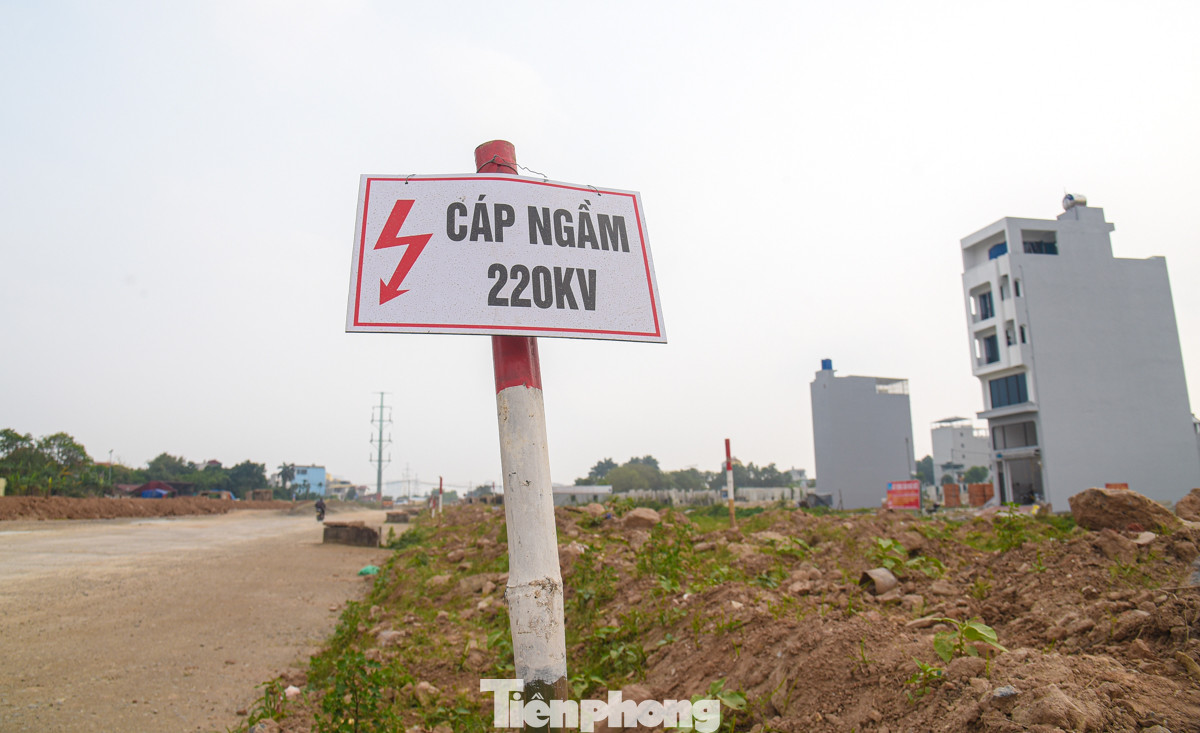 Hiện các công nhân đang thực hiện công tác di dời những ngôi mộ sang vị trí khác để có mặt bằng thi công dự án.