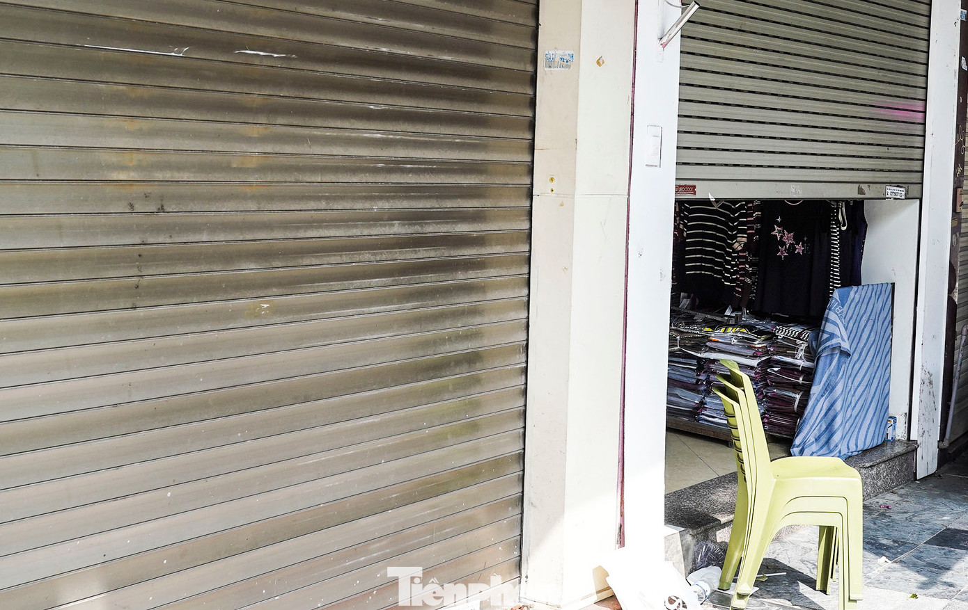 Một số cửa hàng chỉ hé "nửa cửa".