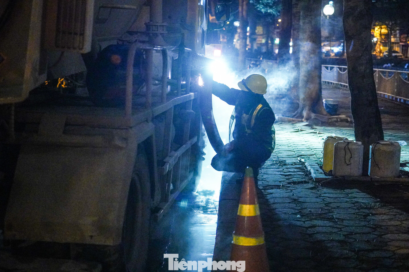 Dù vất vả, nhưng với anh Hoàng, công việc này mang lại nguồn thu nhập ổn định để lo cho gia đình. Anh chia sẻ: &quot;Những ngày qua, thời tiết Hà Nội khá lạnh, nhưng anh em chúng tôi vẫn cố gắng làm việc với hy vọng sông Tô Lịch sớm sạch trở lại&quot;.