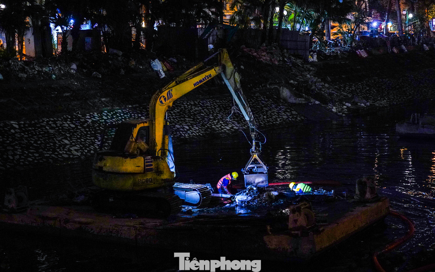 1h sáng, trong cái lạnh tê tái, các công nhân môi trường vẫn lặng lẽ làm việc. Họ dầm mình trong làn nước buốt giá, cặm cụi nạo hút bùn làm sạch sông Tô Lịch (Hà Nội).