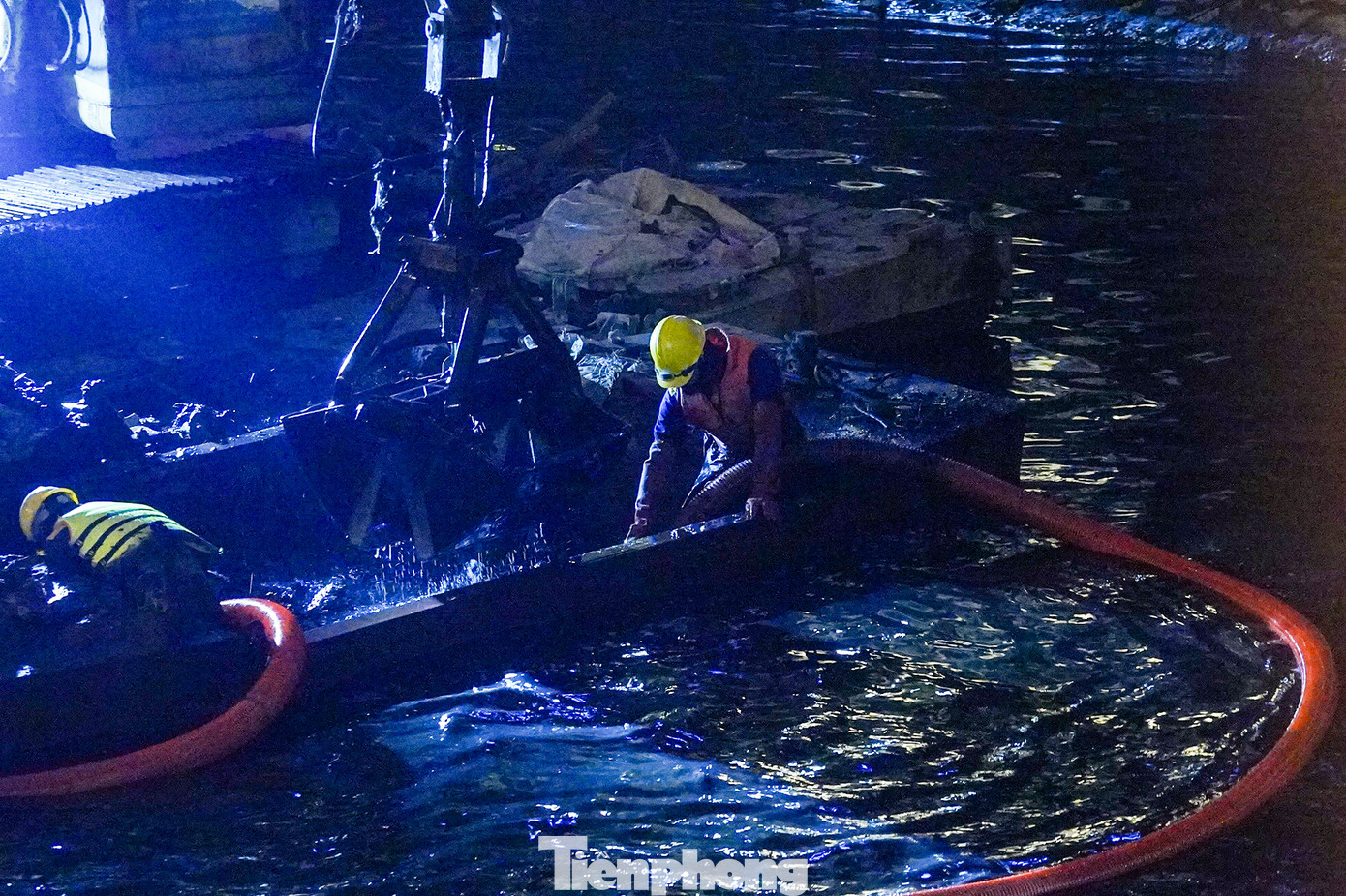 Nhưng vì tiến độ công việc, họ vẫn phải dầm mình trong làn nước buốt lạnh.