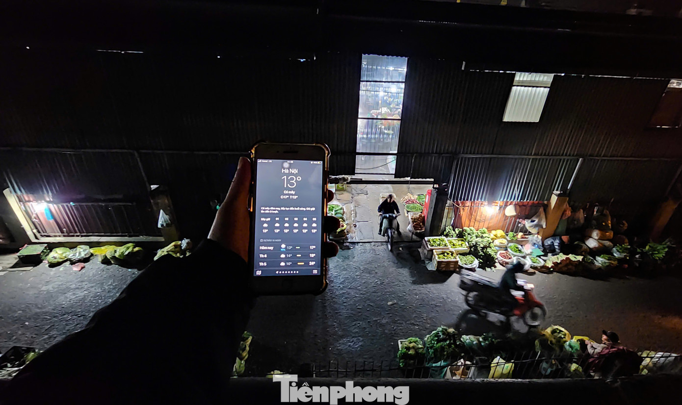 Trong đêm lạnh, khi mọi người đã chìm vào giấc ngủ, những người lao động vẫn miệt mài mưu sinh trên từng con đường, ngõ phố... Dù giá rét bao trùm, họ vẫn kiên trì bám trụ, cần mẫn lao động để duy trì cuộc sống hằng ngày.