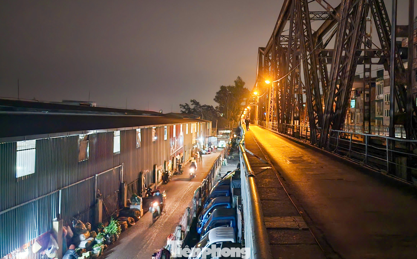 Làm đêm ai cũng vất vả, nhưng với tinh thần hăng say, chăm chỉ chính là ngọn lửa sưởi ấm họ giữa những ngày Hà Nội chìm trong giá rét.