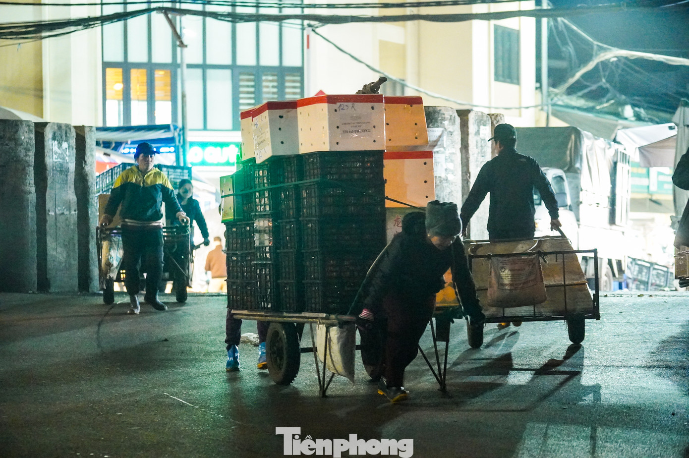 Suốt đêm, những chuyến hàng tấp nập ra vào, tiếng xe kéo, tiếng gọi nhau í ới hòa vào màn sương lạnh, tất cả tất bật chuẩn bị cho một phiên chợ sáng rộn ràng.