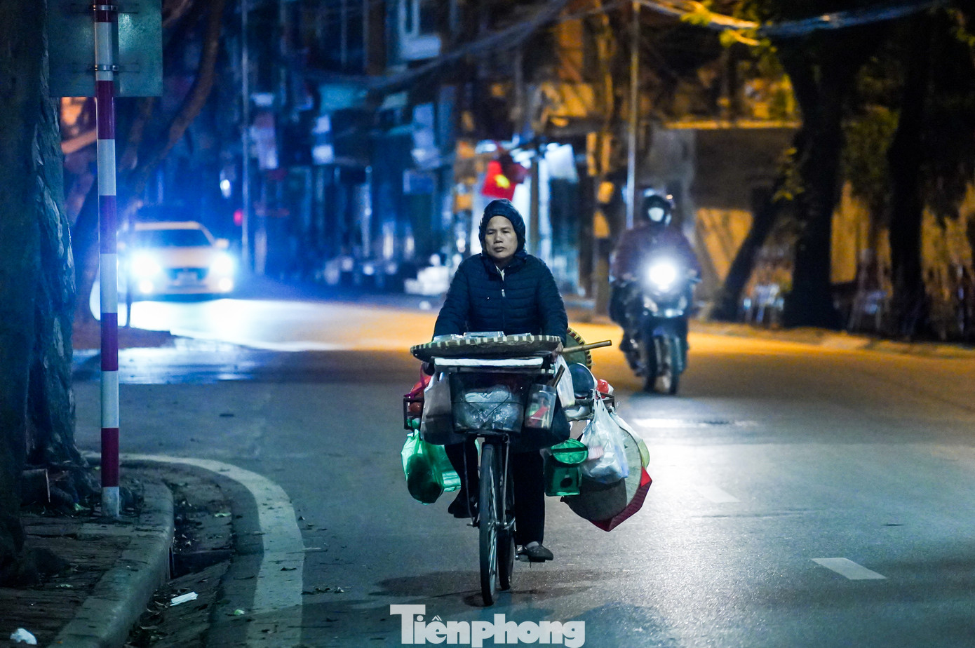 Người bán hàng rong ruổi khắp phố, bán từng gói xôi, cái bánh cho những người đang mưu sinh trong đêm khuya như mình.